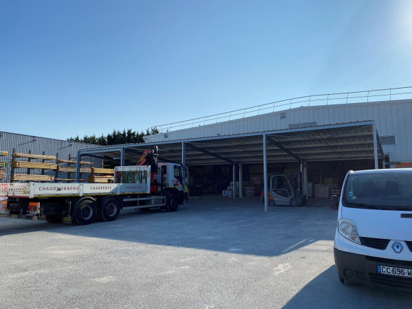 Fabrication, fourniture et pose d’une charpente type auvent pour un magasin de bricolage en région parisienne,