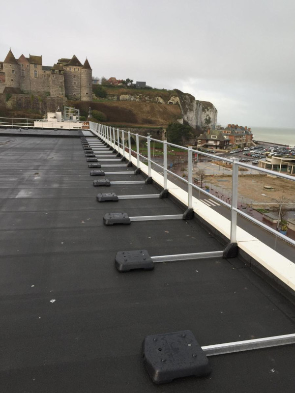 Fourniture et pose de garde-corps autoporté sur les terrasses techniques du casino de Dieppe