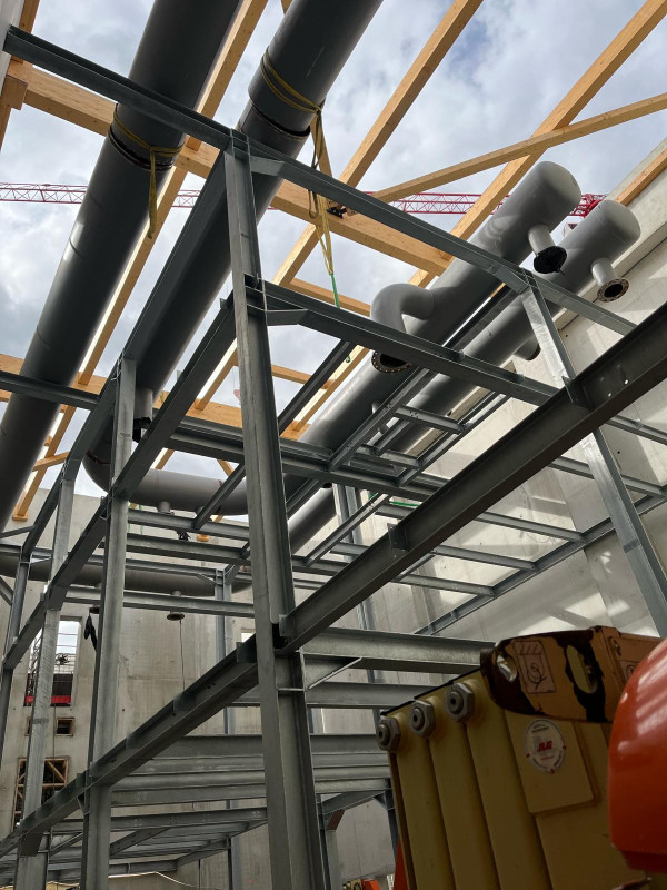 Fabrication d’une charpente métallique en atelier et montage sur chantier