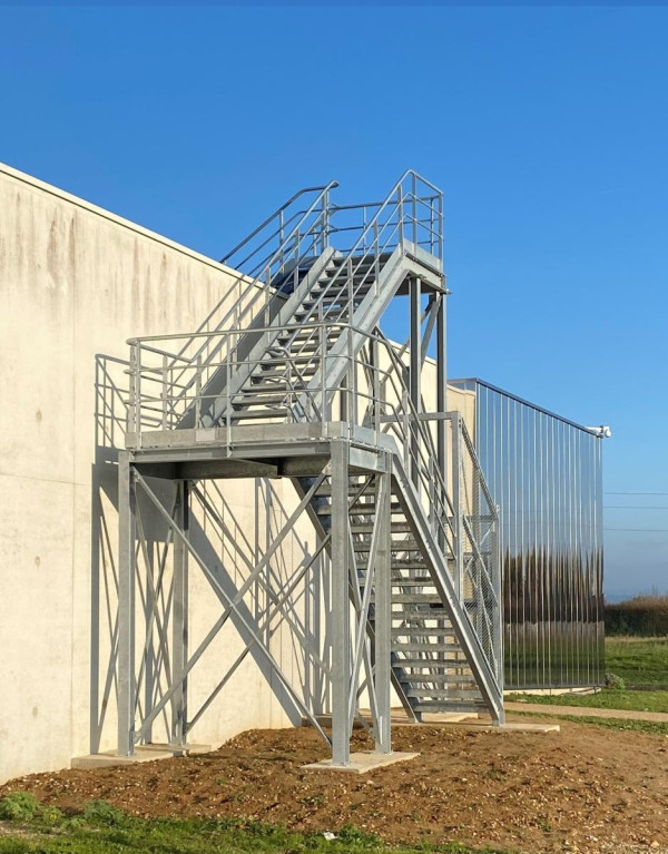 Etude, conception, fourniture et pose de 3 escaliers de secours sur mesure pour un centre d’affaire rouennais.